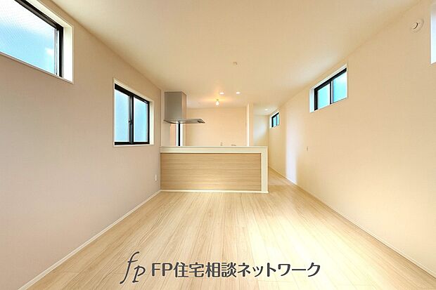 家族の一体感を感じられる広々としたスペース。家族と過ごす時間を大切にする方にピッタリのゆとりの住空間です。お子様が元気に走り回っても安心して見守れます。家族の笑い声が今にも目に浮かびそう。