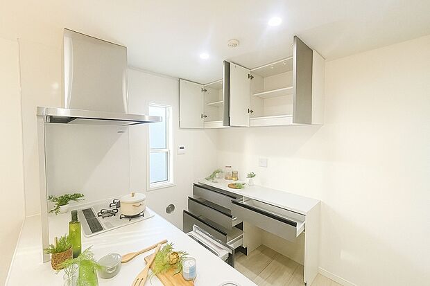 対面式のカウンターキッチンですので、出来上がったお料理をカウンターに並べてお子様が運ぶなど、お手伝いの時間も増えそうですね!