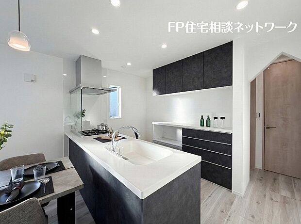 新しいキッチンは食事の支度が捗ります。お手伝いをしてくれるお子様と並びながら準備や片付けが出来るキッチンは、ご家族のコミュニケーションを育む場として活躍します。