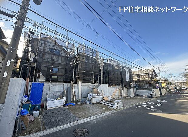 落ち着きある住宅街　周囲には高い建物がなく、空が広く開放感があり、陽当りを大きく遮られることもありません。気持ちの良い風が通り抜ける街並みです。