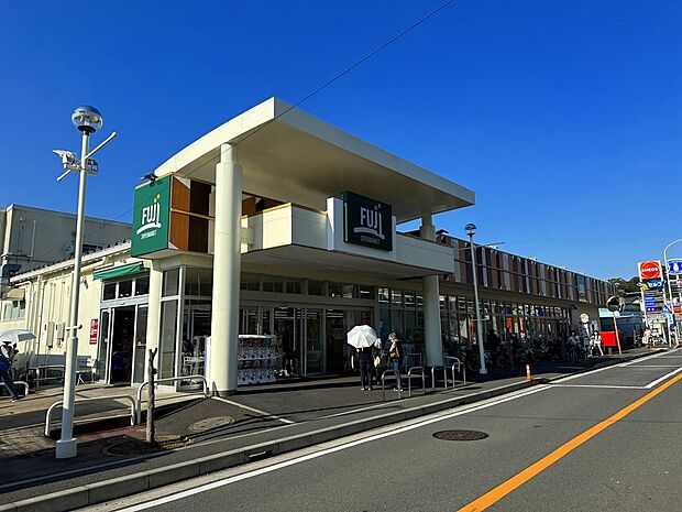 FUJI馬場店 (幹線道路沿いにあり、自転車や車で立ち寄りやすい駐車場完備のスーパーです。休日の買い出しや、お出かけ前やお帰りの立ち寄りにも便利です。)