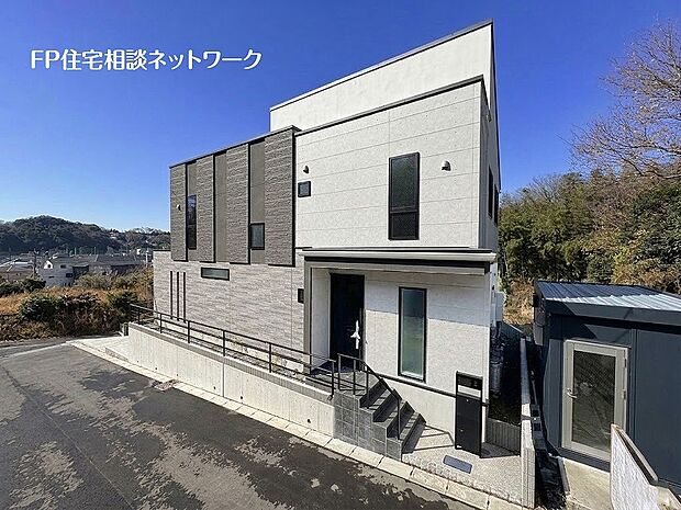 【プラン例　建物価格2400万円　建物面積100m2】クラシカル×モダンの融合外壁アクセントの持つ個性と配色を丁に重ね格式と品のある装いをまとったファサードデザインに仕上げました。