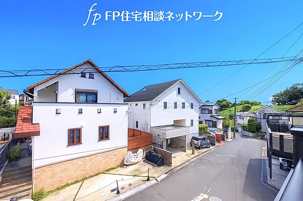 【前面道路含む現地写真】毎日のお散歩も快適な緑に恵まれた閑静な住宅地は、伸び伸びスローライフを叶えてくれます。自然豊富な季節の移ろいを身近に感じられる環境です。