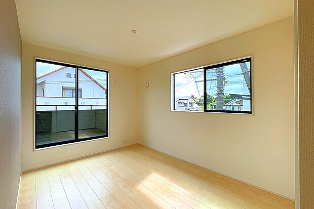 【リビング以外の居室】光が取り込みやすい2面採光の居室。日当たり良好です。しっかりとした大きさのクローゼットを完備し、収納スペースも十分。