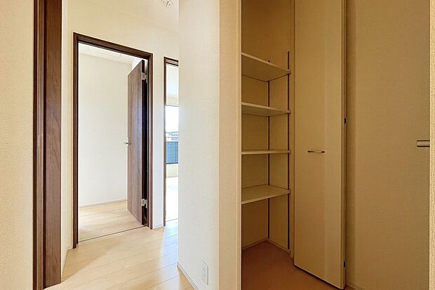 【収納】部屋外の収納はとても便利!掃除機や救急箱、ご家族共用の収納として大活躍!