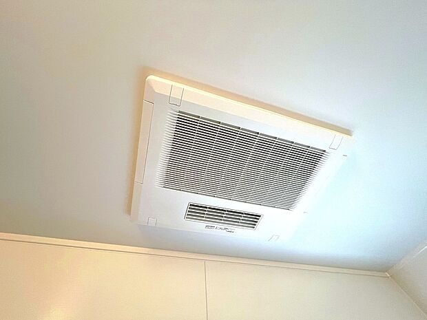 【浴室暖房乾燥機】お風呂場そのものを乾燥機にしてしまう便利な機能。梅雨時期や花粉の時期に助かる。冬の時期には暖房機能がヒートショックを防ぐ。