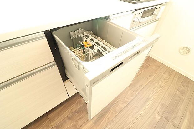 【内観】建物価格2000万円（税込）建物面積面積98m2　あったらいいなの代表的な設備である食洗機。ビルトイン型なので、おさまりもよく、使い勝手も良好です。