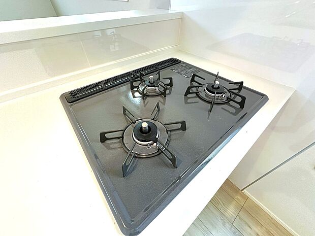 【3口ガスコンロ】慣れている方も多く、火力が目に見えるため、使いやすいという方も多い、3口のガスコンロ仕様です。