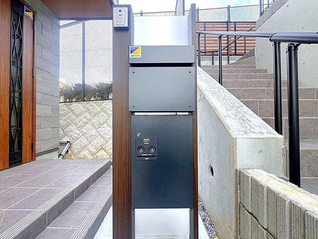 【宅配BOX】同仕様設備:シンプルで使いやすい充実の機能を搭載した機能門柱には外出時でも宅配便の受取りができる宅配BOXがついています。