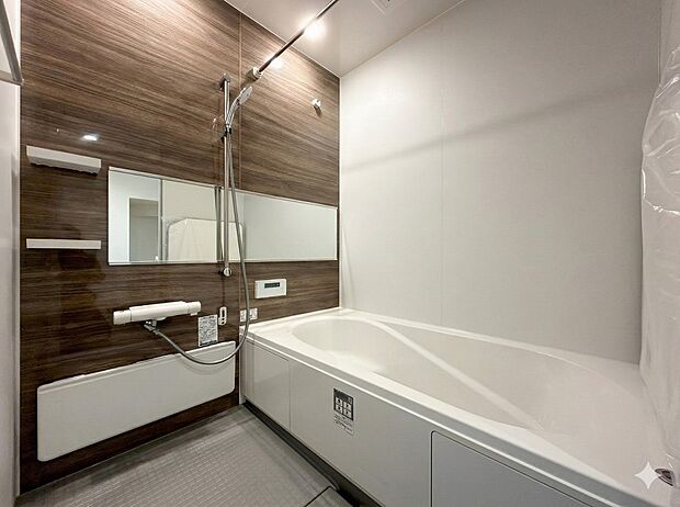 【浴室】ご家族との憩いの場として、一日の疲れを癒す場として、ゆったりと足を伸ばしてくつろげる綺麗で清潔感のある色味の浴室。気持ちの良い光と爽やかな風をたっぷりと取りこめる開閉式の窓も設置しています。