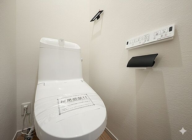 【トイレ】洗浄機能付き便座を標準装備。冬の寒い時期には暖房機能も活躍。快適にご利用いただけます。また、タンク奥のスペースを利用してちょっとした収納を造作することも可能。トイレットペーパーなど効率的に収納できます