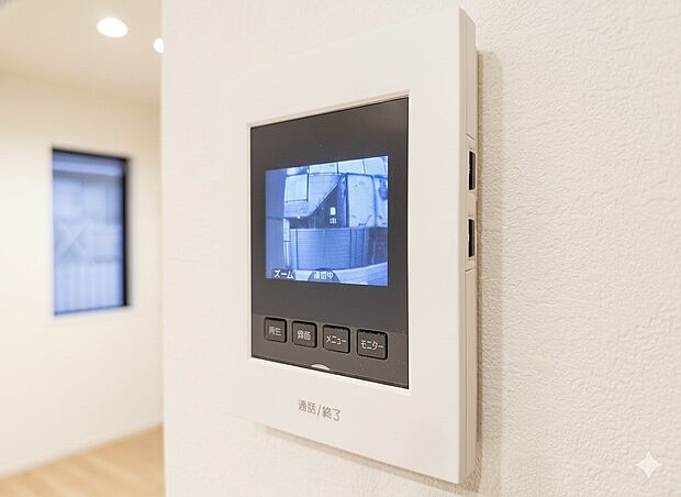 【モニター付きインターホン】モニター付インターホンが標準仕様です。不安になりがちな防犯面。目で確認できるからあんしんです。