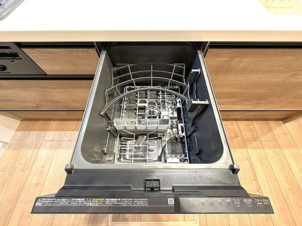 【食器洗浄乾燥機】利用者が増えているのはメリットが多いから。時間の節約、手が荒れない、水道代の節約、高温度で洗うので油汚れもしっかり落とせる。まさに理想家電。