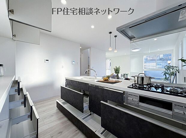 【キッチン】スライド収納付きのシステムキッチン。パスタ鍋や圧力鍋、フライパンなどもおしまい頂け、出し入れもスムーズ。収納たっぷりなので料理器具や調味料など細かな物も取りやすく、お子様と一緒にお料理も楽しめます。