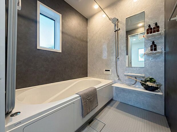 【浴室】ご家族との憩いの場として、一日の疲れを癒す場として、ゆったりと足を伸ばしてくつろげる綺麗で清潔感のある色味の浴室。