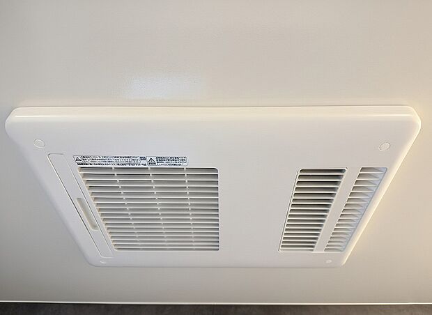 【浴室暖房乾燥機 】お風呂場そのものを乾燥機にしてしまう便利な機能。梅雨時期や花粉の時期に助かる。冬の時期には暖房機能がヒートショックを防ぐ。