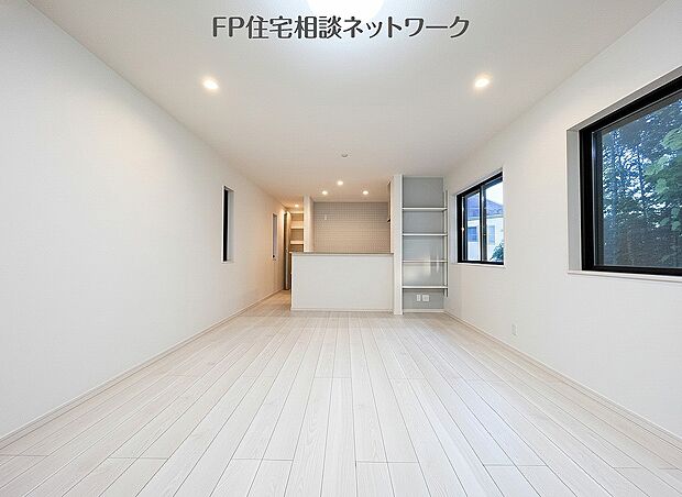 【リビング】オープンでのびやかな空間を生み出す、こだわりの広がりとゆとり。家族と過ごす時間を大切にしたい方にぴったりの明るくゆとりある住空間です。日差しがリビングの隅々までしっかりと届きます！