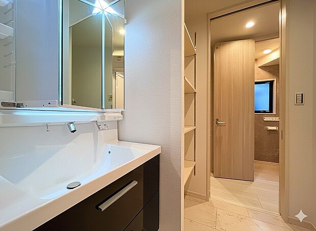 【洗面台・洗面所】ゆとりの洗面スペースで朝の身支度も快適スムーズに。面鏡で髪のセットやお化粧もストレスなくこなせ、朝から気分良く通勤通学に向かえそうですね！鏡の裏にはたっぷりと収納スペースを標準装備！