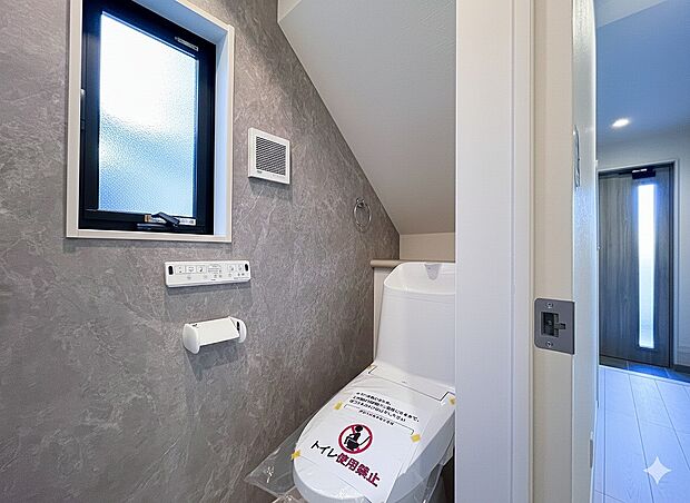 【トイレ】洗浄機能付き便座を標準装備。冬の寒い時期には暖房機能も活躍。快適にご利用いただけます。また、タンク奥のスペースを利用してちょっとした収納を造作することも可能。