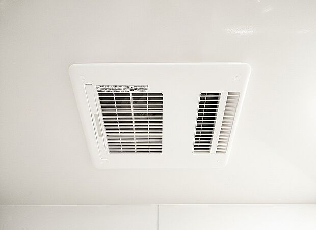 【浴室暖房乾燥機】同仕様設備：お風呂場そのものを乾燥機にしてしまう便利な機能。梅雨時期や花粉の時期に助かる。冬の時期には暖房機能がヒートショックを防ぐ。