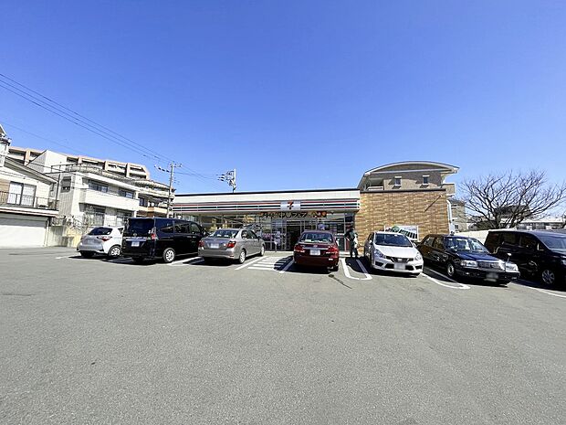 セブン-イレブン 川崎梶ケ谷３丁目店（約600m・徒歩8分）