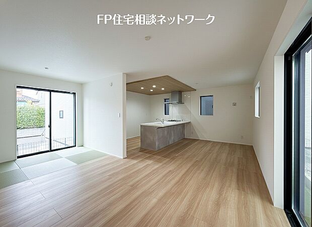 【リビング】大切なご家族が集まるからこそLDKにはこだわりたいですよね！休日はおひさまの光をたっぷりと取りこめるリビングでゆったりと過ごしませんか？