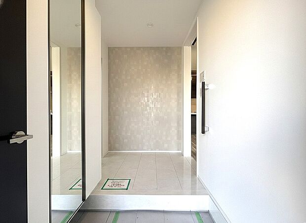 【玄関】散らかりがちな玄関もスッキリと保てる玄関収納。木目調の落ち着いた雰囲気の色目が、お部屋の雰囲気をそのまま表している家の顔です。