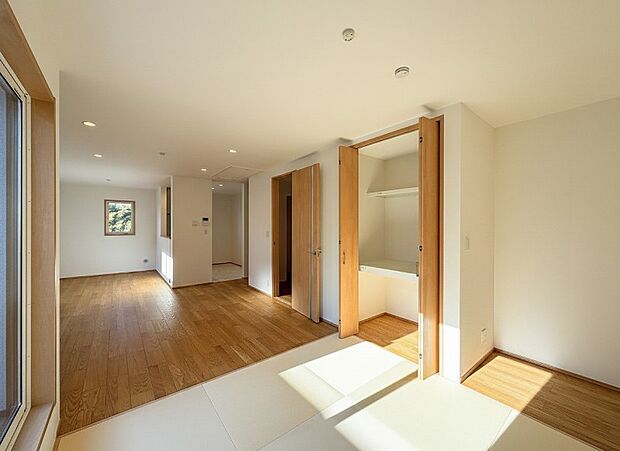 【リビング】LDに隣接したタタミコーナーがあります。お子様が小さいうちはお子様スペースとしてちょうどよい場所です。