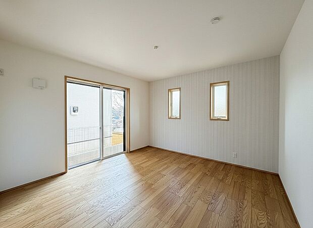 【リビング以外の居室】2面採光でお部屋の隅々まで明るい印象の居室。おひさまの光を、爽やかな風をたっぷりと取り込めます。