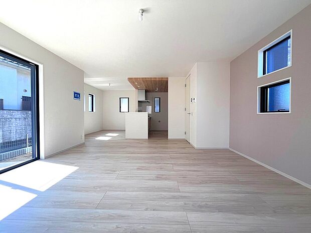 【リビング】家族の一体感を感じられる広々としたスペース。家族と過ごす時間を大切にする方にピッタリのゆとりの住空間です。お子様が元気に走り回っても安心して見守れます。