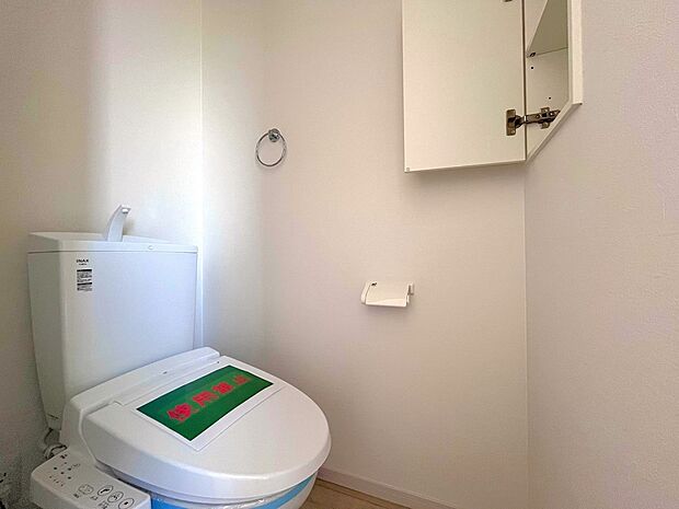 【トイレ】洗浄機能付き便座を標準装備。冬の寒い時期には暖房機能も活躍。快適にご利用いただけます。