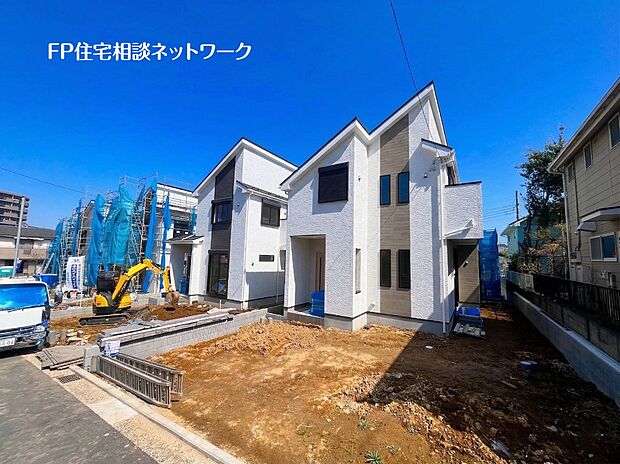 【現地外観写真】落ち着きある住宅街、一種低層住居専用地域内に位置しています。周囲には高い建物がなく、空が広く開放感があり、陽当りを大きく遮られることもありません。