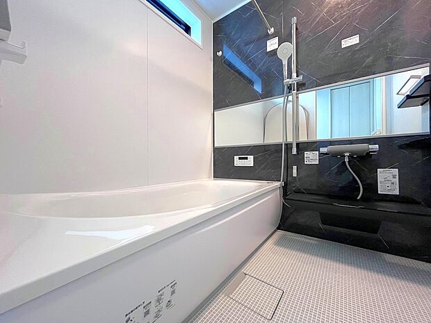 【浴室】ご家族との憩いの場として、一日の疲れを癒す場として、ゆったりと足を伸ばしてくつろげる綺麗で清潔感のある色味の浴室。