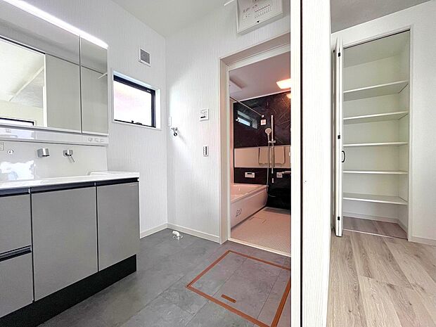 【洗面台・洗面所】ゆとりの洗面スペースで朝の身支度も快適スムーズに。面鏡で髪のセットやお化粧もストレスなくこなせ、朝から気分良く通勤通学に向かえそうですね！