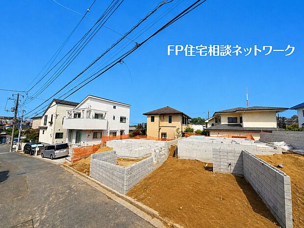 【前面道路含む現地写真】毎日のお散歩も快適な緑に恵まれた閑静な住宅地は、伸び伸びスローライフを叶えてくれます。