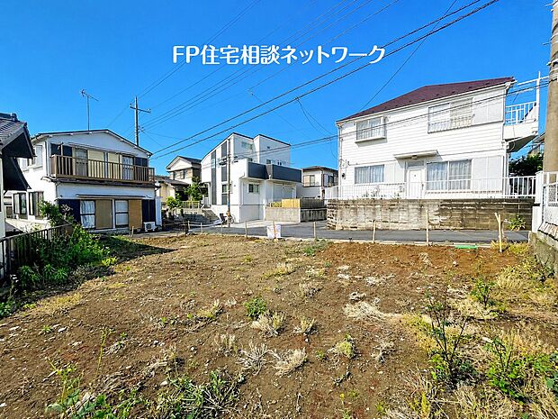 【現地外観写真】閑静な住宅地で子育て家族にピッタリ。毎日のお散歩も快適な緑に恵まれたエリアで、自然に包まれた穏やかな暮らしを実現するための、ゆとりある住環境が整っています。