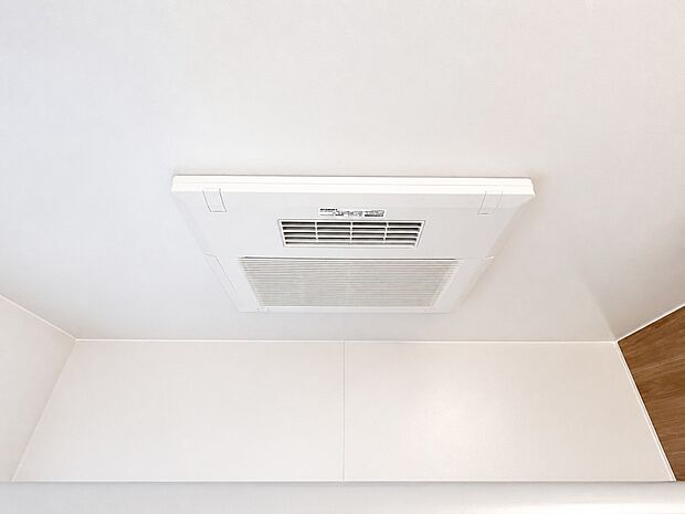 【浴室暖房乾燥機】お風呂場そのものを乾燥機にしてしまう便利な機能。梅雨時期や花粉の時期に助かる。冬の時期には暖房機能がヒートショックを防ぐ