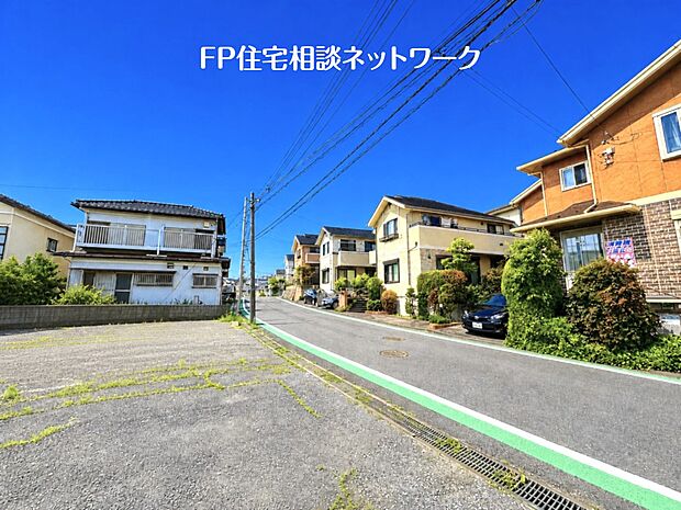 【前面道路含む現地写真】毎日のお散歩も快適な緑に恵まれた閑静な住宅地は、伸び伸びスローライフを叶えてくれます。自然豊富な環境で子育てすれば、お子様もきっと素直に成長してくれるはずです！
