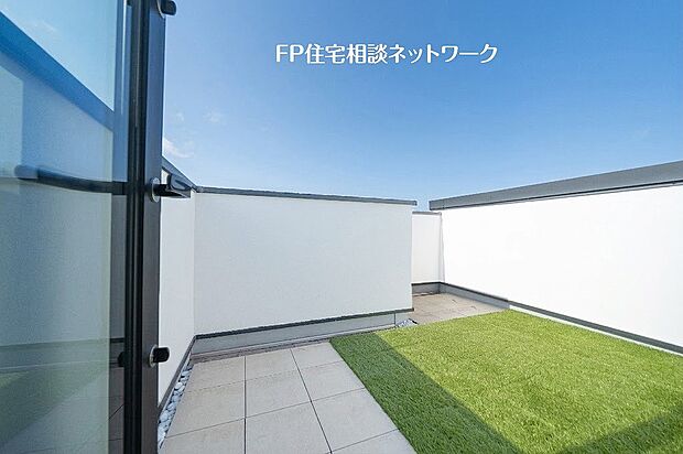 【その他建物プラン例】【プラン例　建物価格2400万円　建物面積100m2】空を身近に感じられるスカイバルコニー。外からの視線が届きにくく、開放感のある時間を楽しめる空間です。