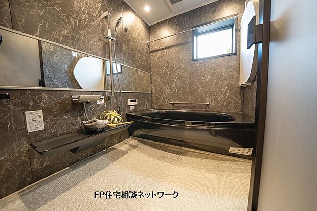 【内観】【プラン例　建物価格2400万円　建物面積100m2】重厚感のある壁面デザインで統一した浴室。落ち着いた色調でまとめ、毎日のバスタイムをゆっくり楽しめる空間です。