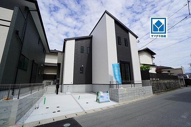 2号棟。
4LDK☆全居室収納完備&パントリー&SICで収納充実の間取り♪
スーパー、コンビニ、ドラッグストア徒歩約7分圏内♪周辺環境充実しています^^