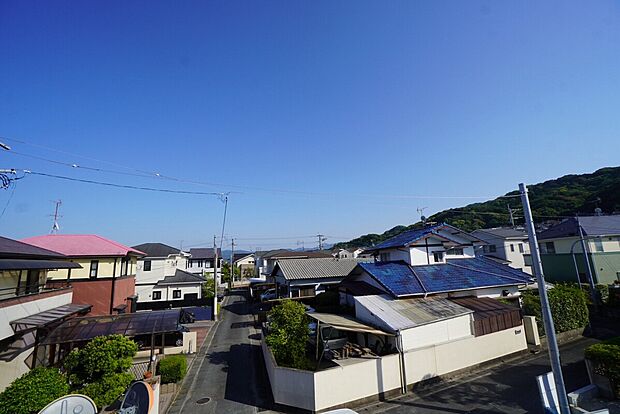 2階バルコニーからの眺望。目の前に日差しを遮る建物がないので、日当たり&風通し良好です^^心地よい自然の光や風を感じることができ、ほどよく開放感のある空間がつくれます。
是非お問い合わせください♪