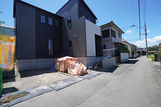 大型車の通行が少なく、騒音や振動が少ないので静かで快適な生活を送れます。車が停めやすい環境。日当たり、風通し良好です。