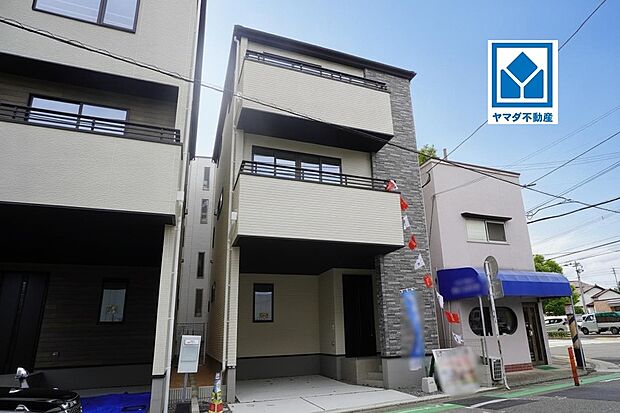 2号棟。
4LDK☆LDK19.6帖♪
床暖房完備♪ビルドインガレージ有♪
主寝室にはウォークインクローゼット完備^^
南西面バルコニーで陽当たり良好◎