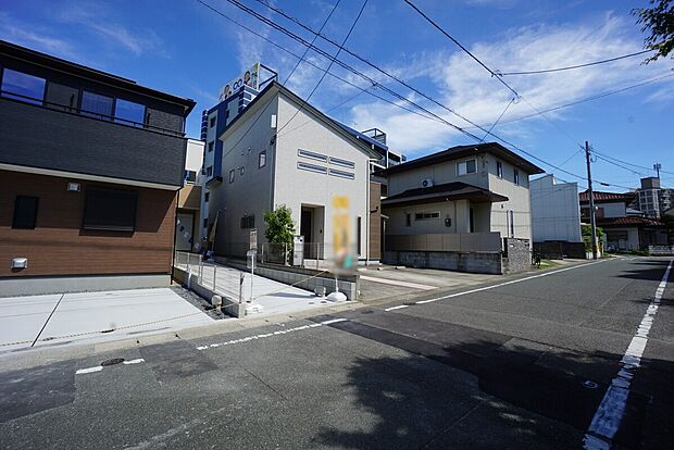 前面道路は西側約6m公道に面しています^^