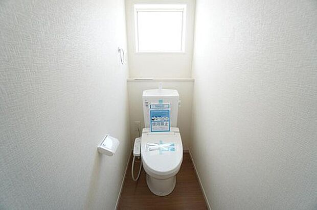【【トイレ】】2号棟。
清潔感のある使い勝手の良いトイレで、毎日気持ちよくお使いいただけます。温水洗浄便座付きで、季節を問わず快適にご利用いただけます^^
小窓付きで換気する時に便利です^^