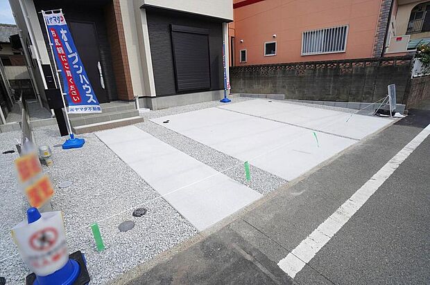 【2号棟】駐車スペースはゆとりある2台分を確保。マイカー用に、お客さま用に、余裕を持ってご利用いただけます。