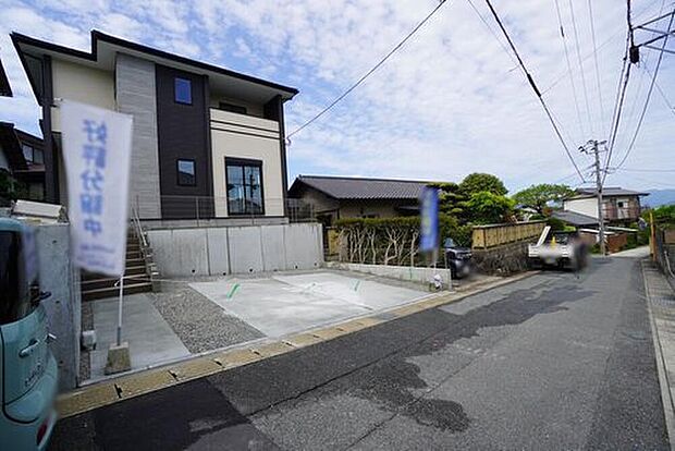 【前面道路含む現地写真】前面道路は南側約4.6mの公道に面しています。
住人以外の車の進入も少なく、小さなお子様を持つご家庭にも安心です^^
