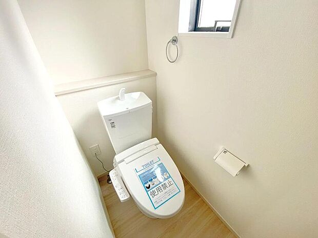 【トイレ】2号棟。
1階2階の2ヶ所にトイレがありますので、忙しい朝にも家族に気を使わず、ゆとりが生まれますね^^
小窓付きで換気する時に便利です^^