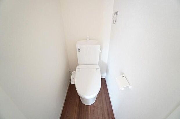 【トイレ】1号棟。
1階2階の2ヶ所にトイレがありますので、忙しい朝にも家族に気を使わず、ゆとりが生まれますね^^